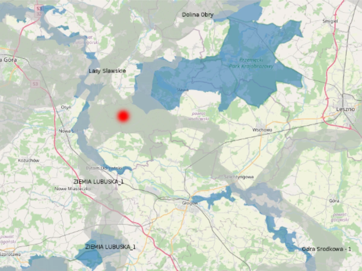 19 wiatraków (czerwony punkt) ma stanąć między dwoma obszarami ochrony ptaków Natura 2000 (kolor niebieski) w korytarzu ekologicznym „Lasy Sławskie” (kolor szary). Grafika: Zrzut ekranu serwisu Geoportal.gov.pl 