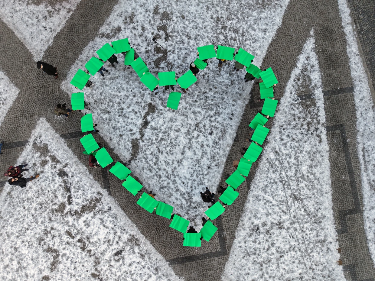 Mieszkańcy utworzyli zielone serce na tranogórskim Rynku. Fot. Jan Renka