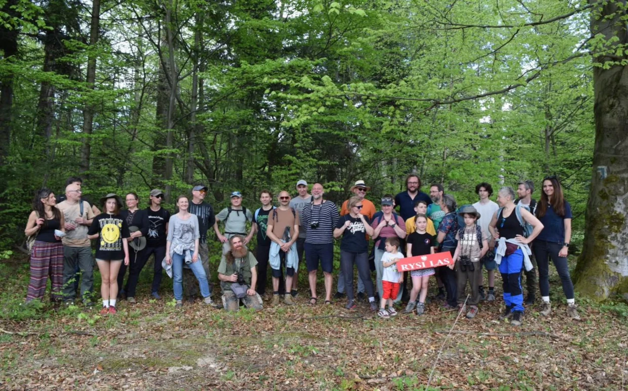 Mieszkańcy podczas spaceru w obronie Rysiego Lasu. Fot. Inicjatywa Dzikie Karpaty
