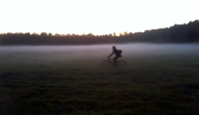 Zwiedzanie Puszczy to niezapomniane chwile i piękne widoki. Puszczańska mgła na polanie niedaleko Czerlonki. Fot. Mirek Arczak