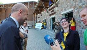 Minister Środowiska Marcin Korolec w rozmowie z Anette Awaechter z niemieckiej organizacji Pro Regenwald...