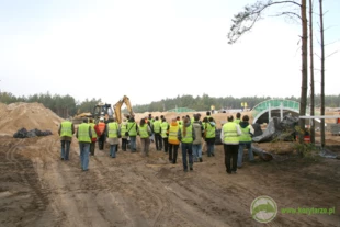 Wycieczka techniczna - wizytacja istniejących rozwiązań dla ochrony fauny przy linii kolejowej E20. Fot. Archiwum PnrWI