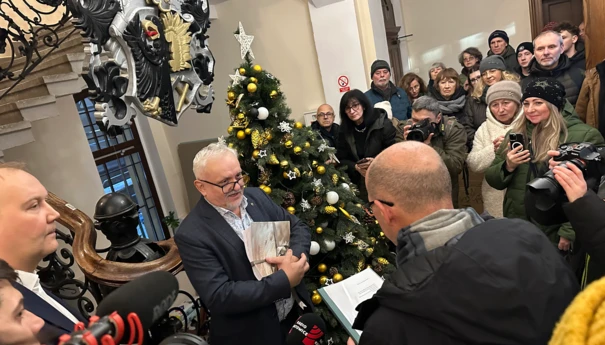 Przekazanie petycji na ręce burmistrza Tarnowskich Gór, Arkadiusza Czecha Fot. Maciej Sutor