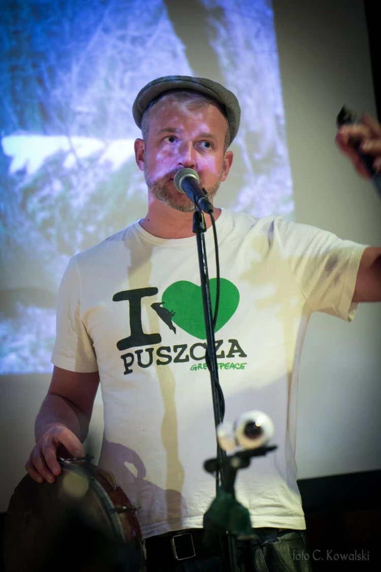 Maciej Szajkowski z Kapeli ze wsi Warszawa mówi o ochronie Puszczy Białowieskiej. Fot. Cezary Kowalski...