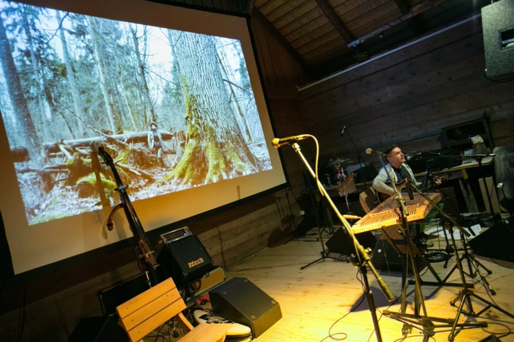Janusz Korbel był obecny m.in. poprzez fotografie, koncert "Dla Puszczy, dla Janusza". Fot. Cezary Kowalski