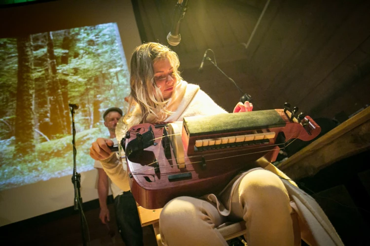 Lira korbowa to jeden z instrumentów Kapeli ze Wsi Warszawa, koncert "Dla Puszczy, dla Janusza". Fot....