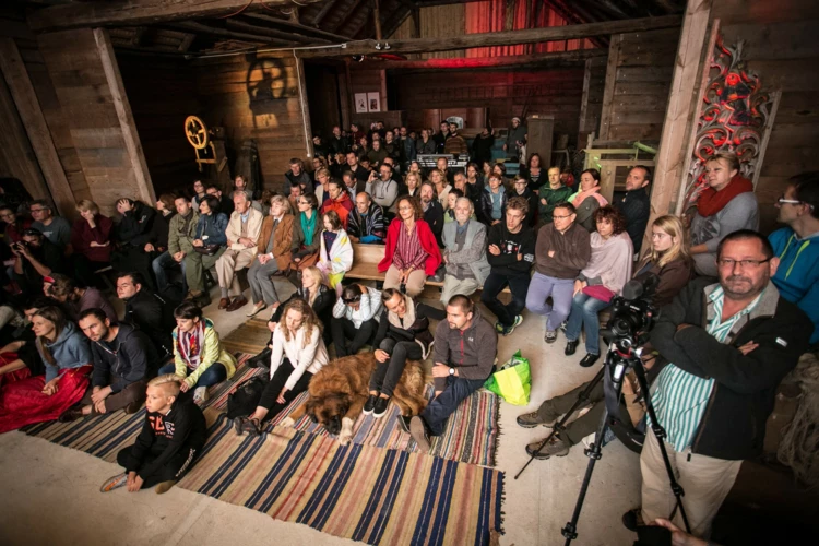 Skupiona publiczność, koncert "Dla Puszczy, dla Janusza". Fot. Cezary Kowalski