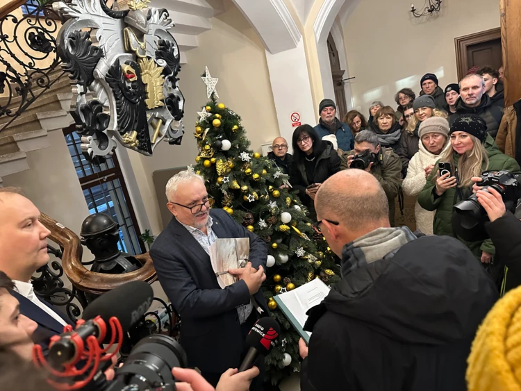 Przekazanie petycji na ręce burmistrza Tarnowskich Gór, Arkadiusza Czecha Fot. Maciej Sutor