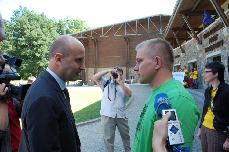 Minister Środowiska Marcin Korolec w rozmowie z przedstawicielem Pracowni Adamem Bohdanem