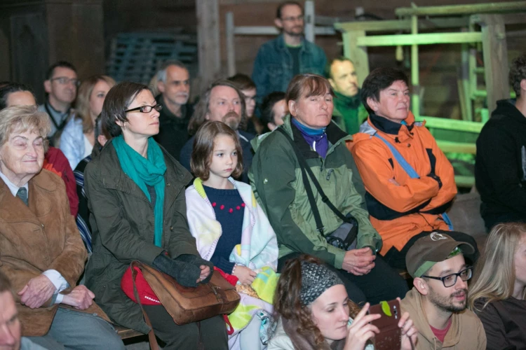 Zasłuchana publiczność, koncert "Dla Puszczy, dla Janusza". Fot. Cezary Kowalski