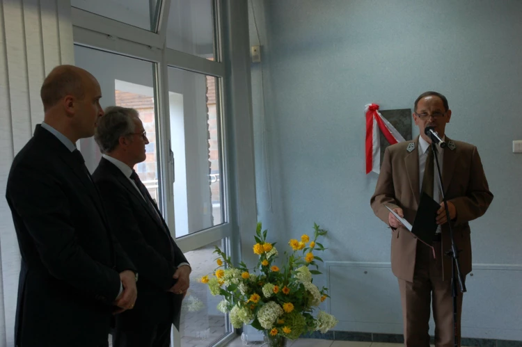 Minister Środowiska, Ambasador Niemiec i dyrektor Białowieskiego Parku Narodowego przy tablicy upamiętniającej...